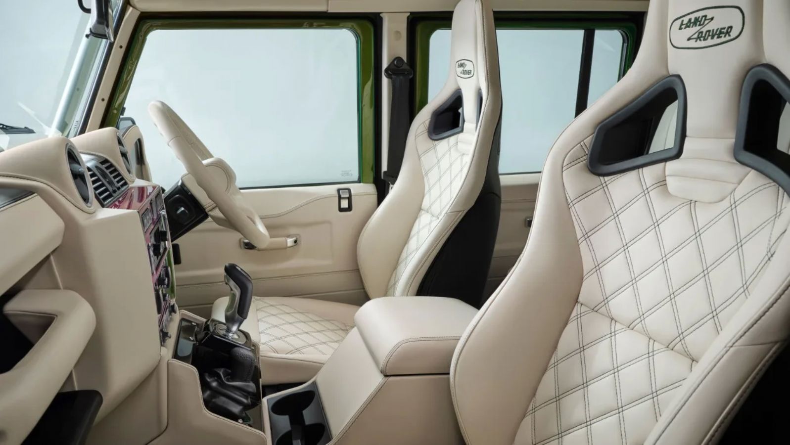 Η Land Rover ετοίμασε 4 κλασικά Defender που αλλάζουν χρώμα!